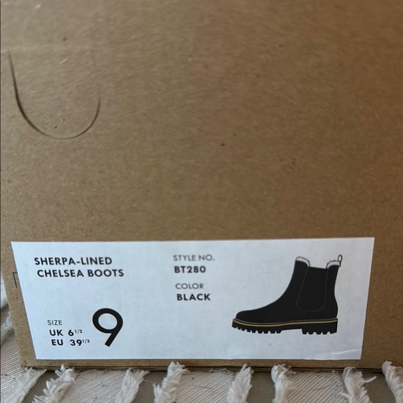 Women's JCrew Sherpa lined Chelsea Boots - Picture 2 of 5